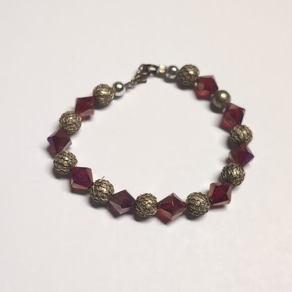 298 Red Faceted and Antiqued Gold Textured Beaded Bracelet - Picture 3 of 5